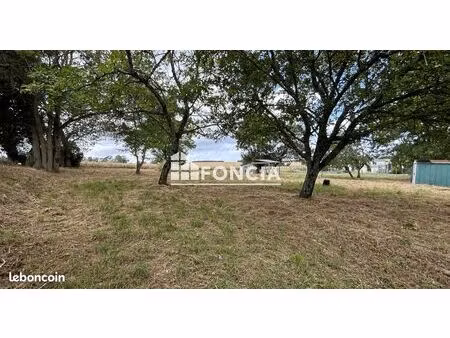 terrain constructible à saint-saturnin-du-bois d'une surface totale de 1 567 m² environ  p
