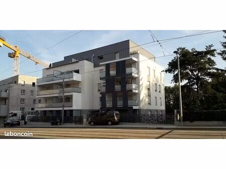 garage box fermé dans une résidence sécurisée