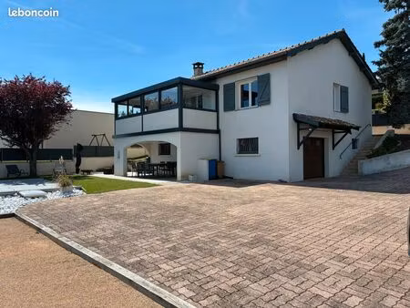 maison lumineuse avec piscine