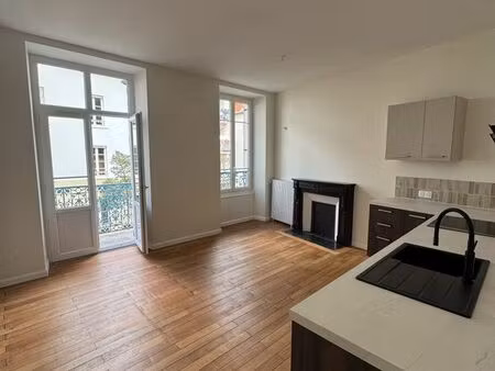 appartement t2 rénové avec balcon – plein centre vichy