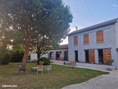 maison de ville aux beaux volumes dans un écrin de verdure