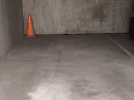 place de parking sécurisée en sous-sol