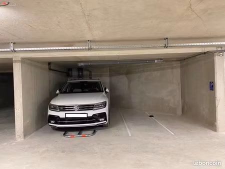 grand parking pour voiture près de la gare de villefrance