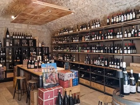 ? à vendre – caviste – village provençal – 200k ca – faible loyer