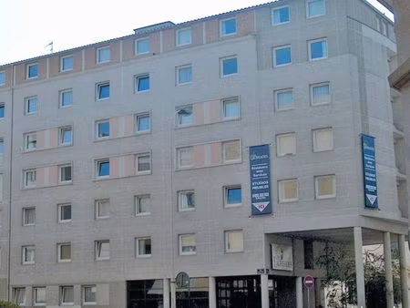 particulier loue un studio meublé de 26m² à la part-dieu 690 euros cc