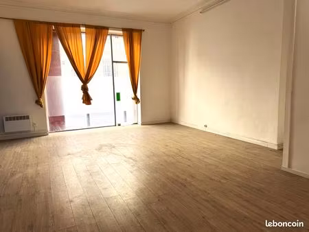 vente murs commerciaux – local de 69 79 m² avec 7 caves et accès à une cour intérieure