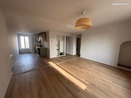 à louer – bel appartement t4 refait à neuf – plein centre de chazay-d’azergues