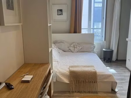 exceptionnel beau studio meublé sur la place des cordeliers