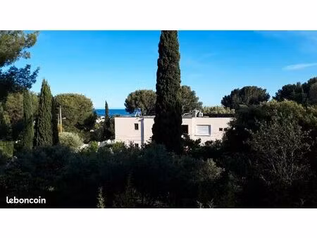 t3 en location à la ciotat avec petite vue mer
