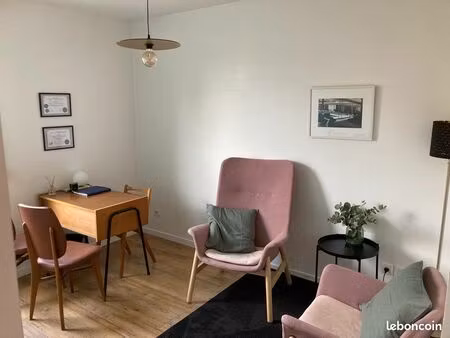 bureau dans cabinet thérapeutique
