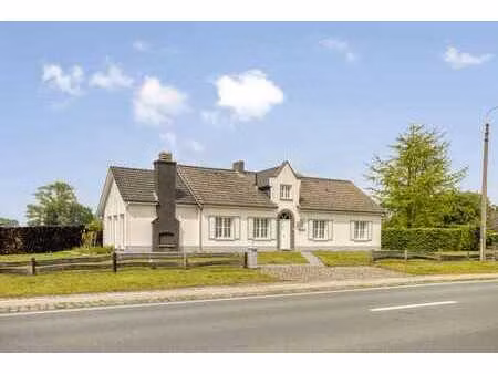 bungalow spacieux à rénover avec 2 287 m² de terrain et de g