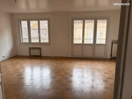 a louer spacieux et lumineux appartement avec balcon