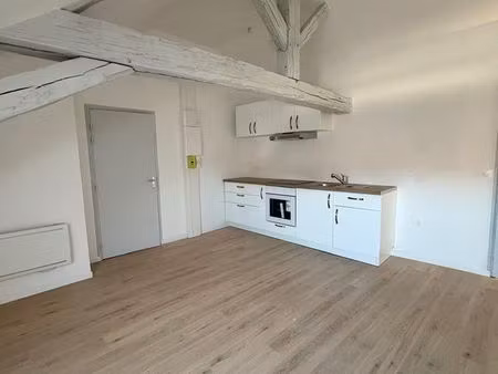 t3 rénové 60 m² – au 2ème étage sans ascenseur - centre-ville de sens 750 cc