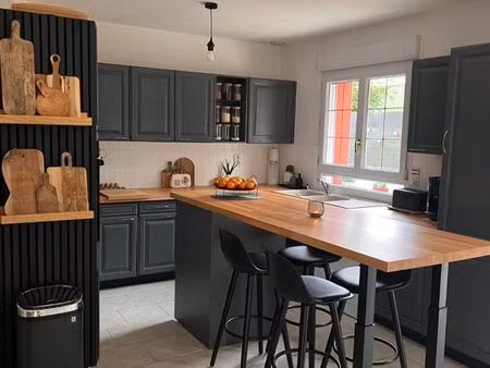 magnifique maison lumineuse et fonctionnelle- 6 chambres-2 salles de bain-2 bureau -cuisin