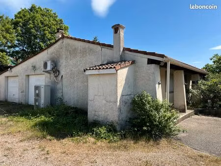maison de plain-pied 3 chambres double garage piscine sur 1305m² de jardin