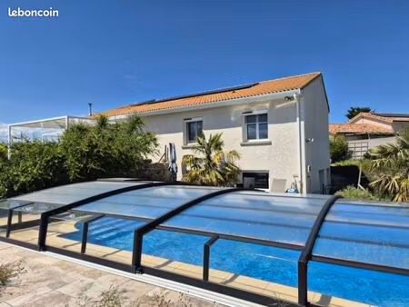 maison sur grand terrain clos et piscine
