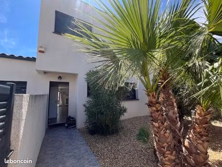 belle villa récente avec piscine