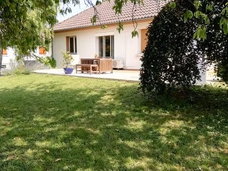 un lot d'une maison et d'un terrain constructible