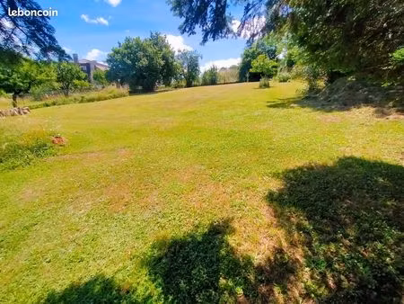 rare terrain à bâtir viabilisé 800 m² - calme absolu - hyper-centre d'espalion