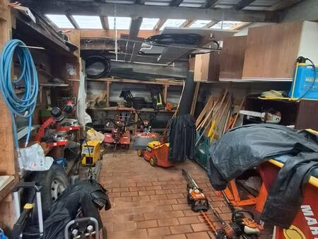 garage de 30 m2 plus place de parking devant lieu sécurisé