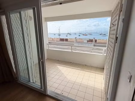 t2 a vendre - les pieds dans l'eau - trois ilets