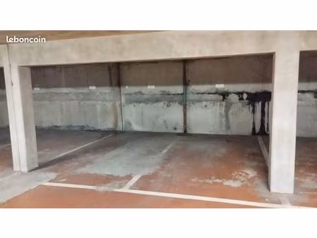 a vendre de particulier à particulier deux places de parking sous terrain clos beaumois ca
