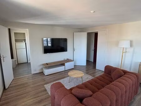 t2 meublé de 47 m² – hyper centre de troyes