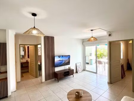 appartement à acajou  rénové  meublé avec jardin - résidence de standing
