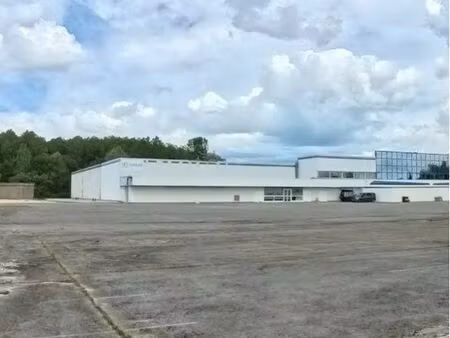 ensemble immobilier 6.000 m² – entrepôt  showroom  quai et parking