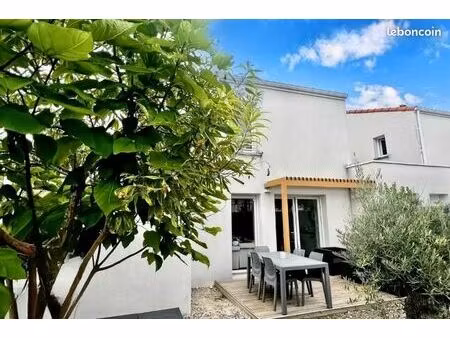 à louer à l’année maison avec 3 chambres et garage en meublé