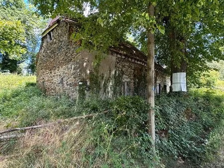 terrain de plus de 1 000 m² avec grange à rénover – auzers (15240) – cantal