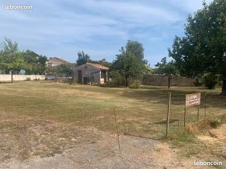 terrain constructible 673m2 toutes comodités pour construire