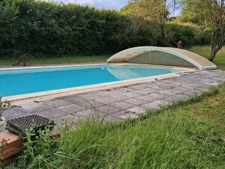 maison avec terrain arboré et piscine
