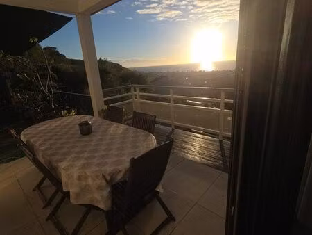 t2 meublé avec vue mer panoramique terrasse et jardin à la grande fontaine saint-paul in