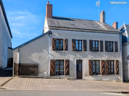 maison 180 m2 - terrain arboré 2100m2 -garage 2 voitures -cave voûtée