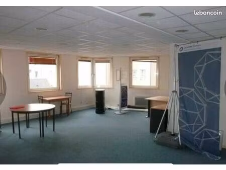 local professionnel de 110 m2 à louer dans un immeuble place de république  en pied de gar