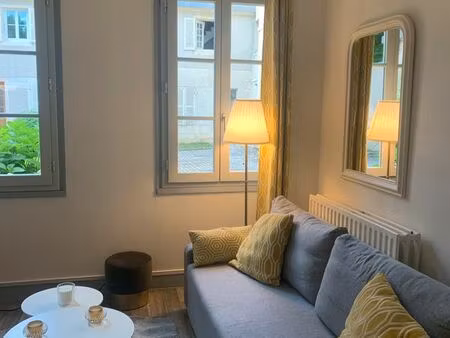 vends très beau t2 entièrement meublé dans hôtel particulier plein centre avec place de st