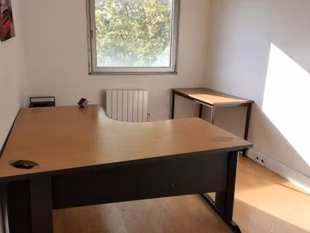 nous proposons à la location un bureau lumineux de 80 m²