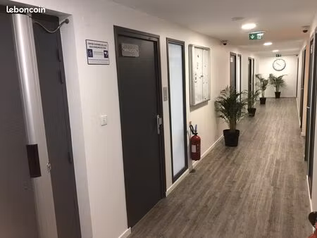 espace de travail fonctionnel dans centre d’affaires
