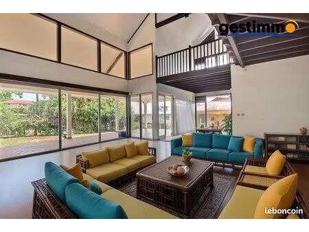 villa 5 pièces 232 m²