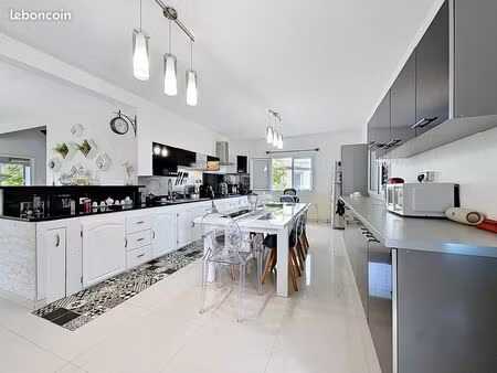 maison 7 pièces 233 m²