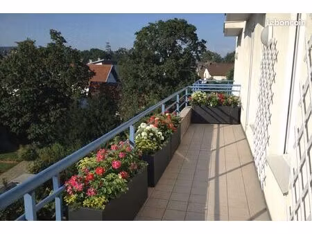 beau t2 lumineux dernier étage avec terrasse et parking – résidence calme – besançon