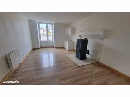 proche centre ville - appartement de plain-pied offrant une chambre avec jardinet
