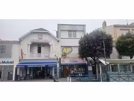 immeuble avec murs commerciaux à st gilles croix de vie