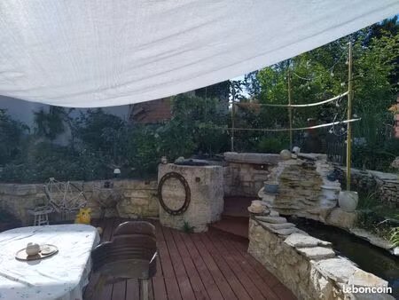 grande maison spacieuse sur trois niveaux  parking gratuit et jardin agréable  proche de l