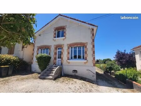 a pied du centre ville et des commodités - maison de ville sur sous-sol offrant trois cham