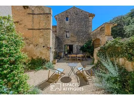 élégante maison de hameau en pierre et sa cour secrète en luberon