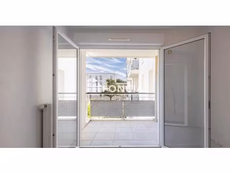 t2 avec garage  balcon  proche commerces