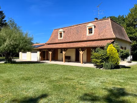 très belle situation pour cette propriété en campagne proche du centre ville d’eymet