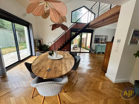 maison familiale dans son écrin de verdure